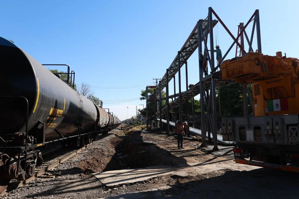 Alerta vial por colocación de puente peatonal en Av. Siervo de la Nación