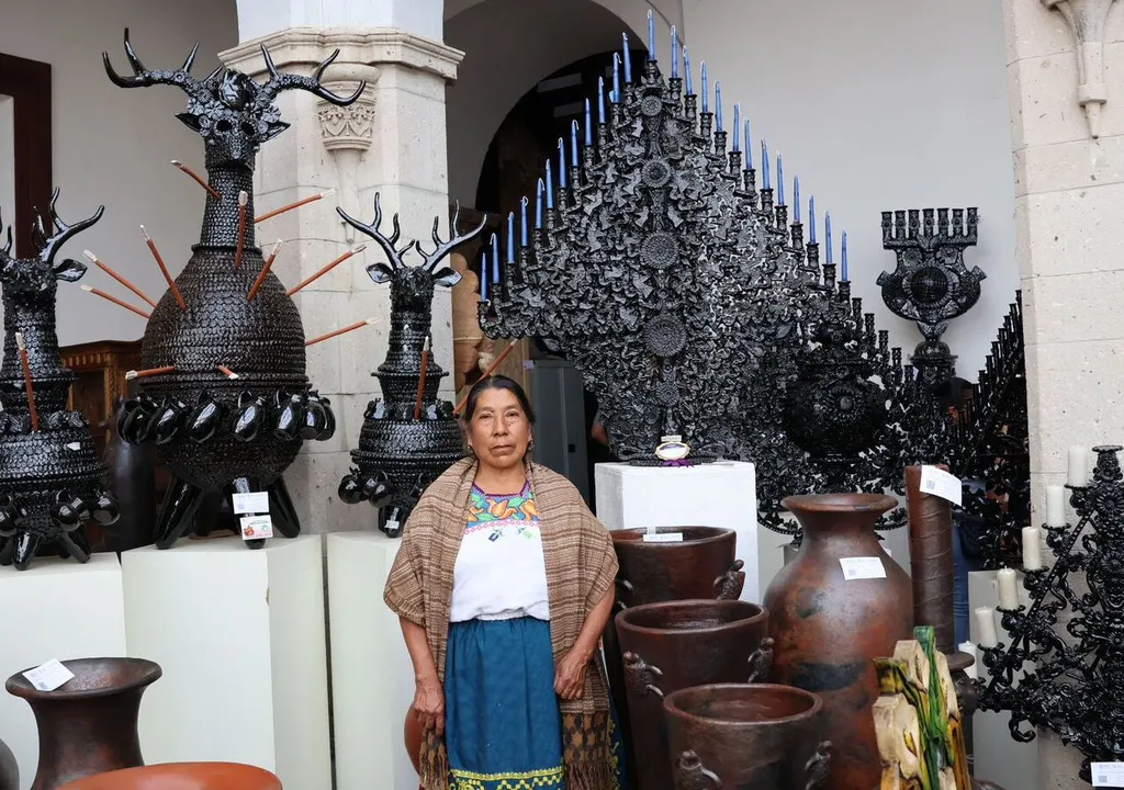 Artesana gana concurso de Uruapan con un candelabro de 25 velas