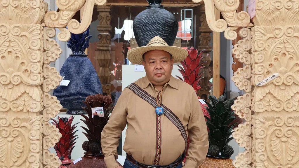 Con maque incrustado gana Juan Valencia máximo premio en Tianguis Artesanal