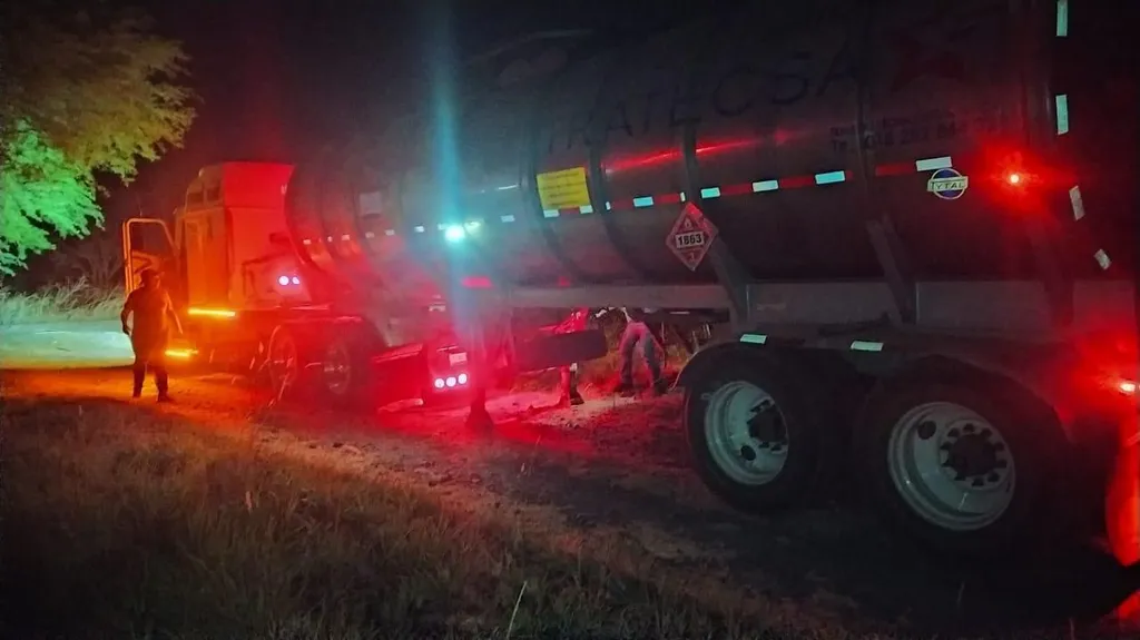 Decomisan trailers pipa con gasolina robada