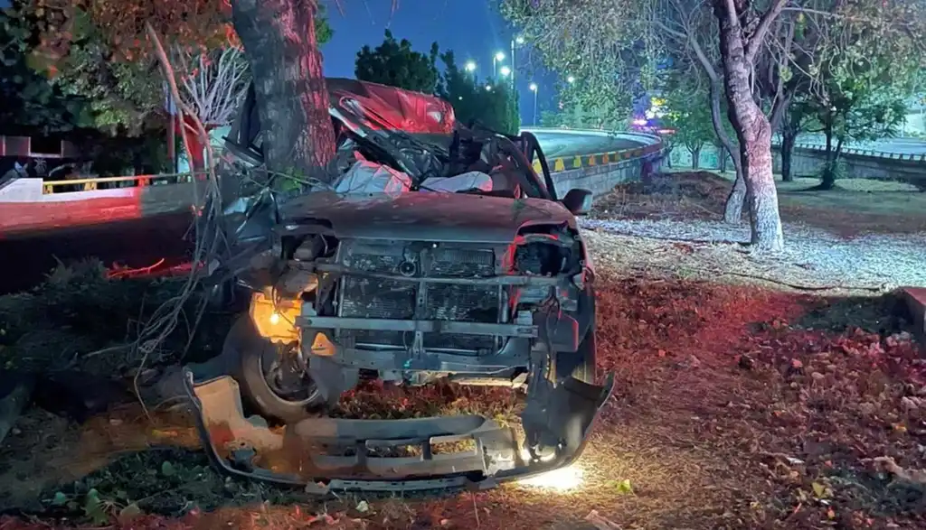 Desconocido muere al chocar contra un árbol en el Periférico