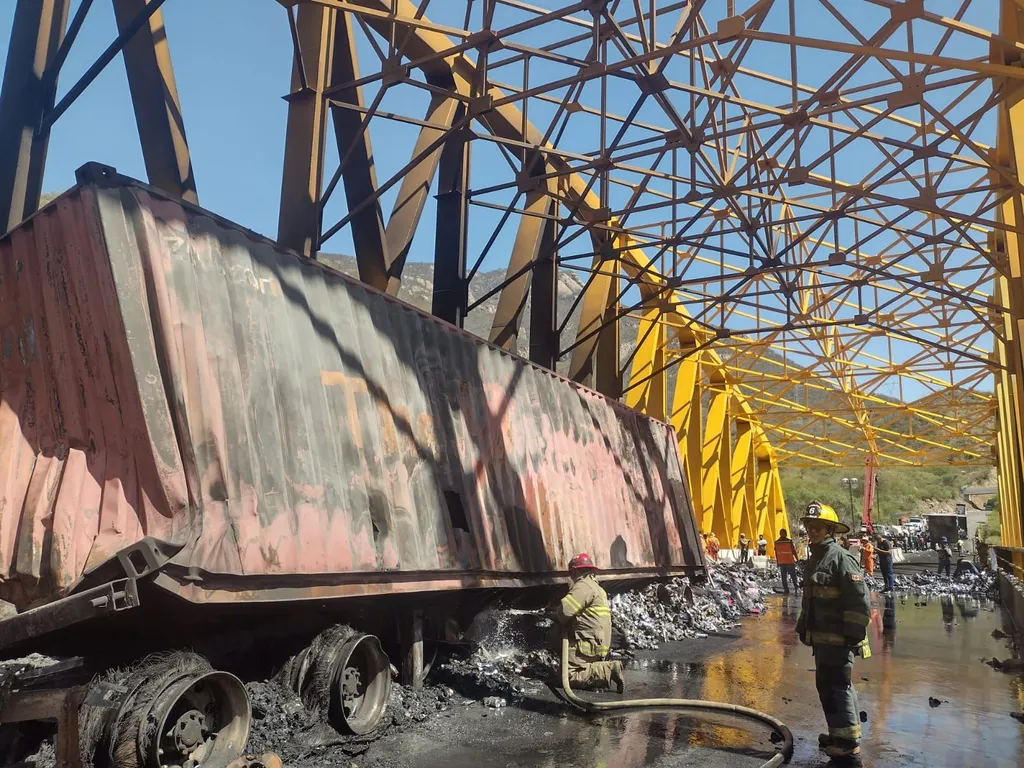 Determinan que el puente de la Siglo XXI no tiene daños estructurales tras choque de trailers