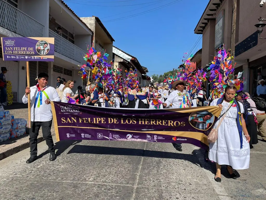 Inicia Tianguis Artesanal de Domingo de Ramos en Uruapan