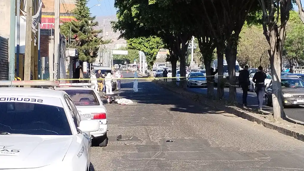 Muere motociclista al chocar contra un vehículo que huyó
