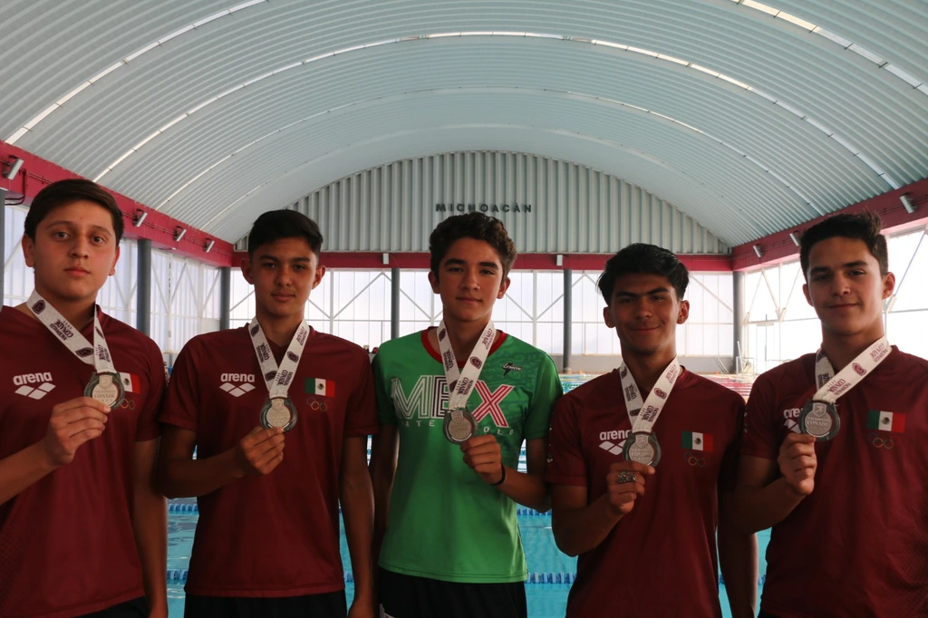 Nadadores michoacanos se preparan para competir en la selección nacional sub 16 de polo acuático