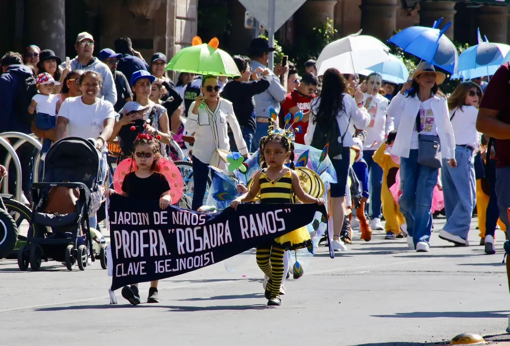 Niños y docentes reciben la primavera con desfile