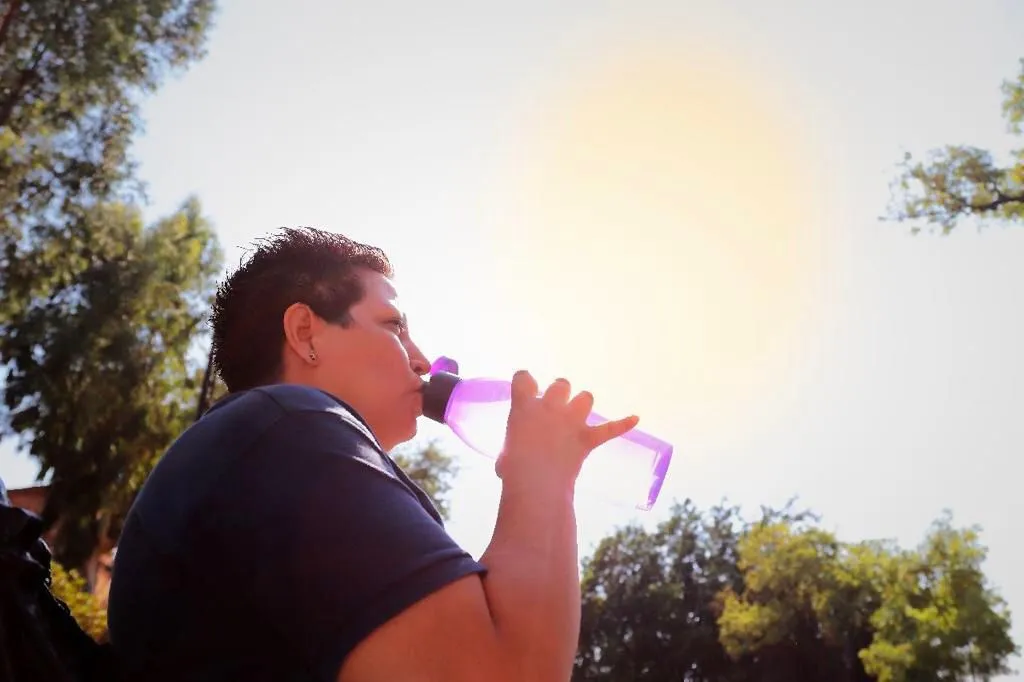 Recomendaciones para evitar deshidratarse en esta temporada de calor