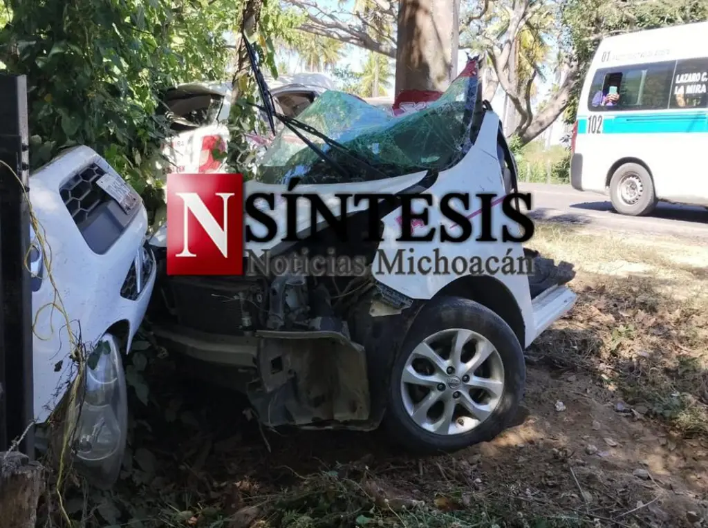 Un taxi se partió en dos al chocar contra un poste, en Lázaro Cárdenas. Desconocidos se llevaron al chofer y dejaron los restos del auto abandonados. #NSintesis https://nsintesis.com/taxista-choca-contra-un-poste-y-parte-en-dos-su-coche-desconocidos-se-lo-llevaron-tras-el-accidente/