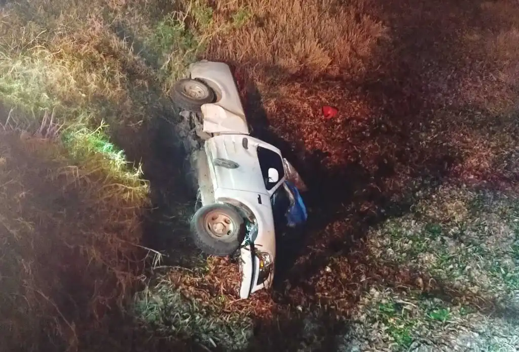 Tres muertos por caída de una camioneta en un canal de riego