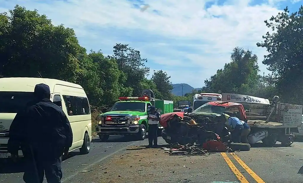 Un muerto y un herido por choque de camiones en Uruapan