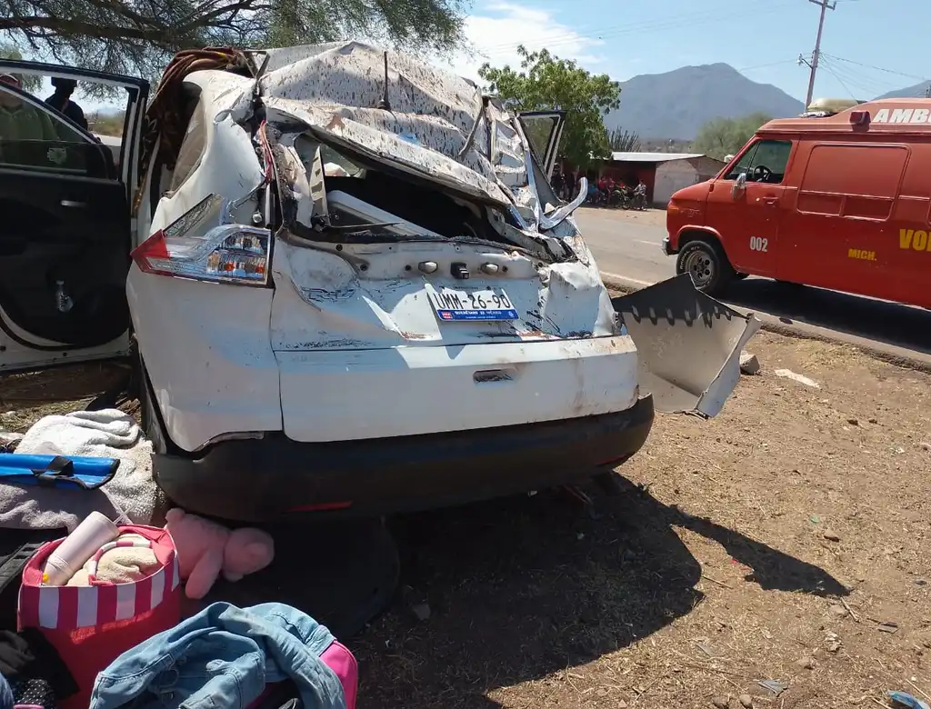 Volcadura deja cinco lesionados en La Huacana