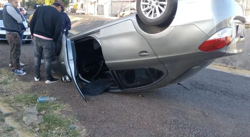 Volcó un coche en Tarímbaro; no hubo lesionados