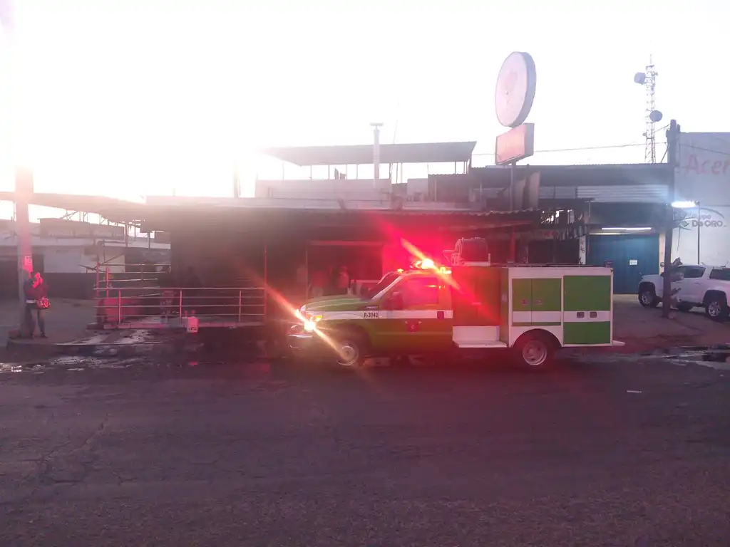 Atentan contra taquería de Uruapan con bombas incendiarias