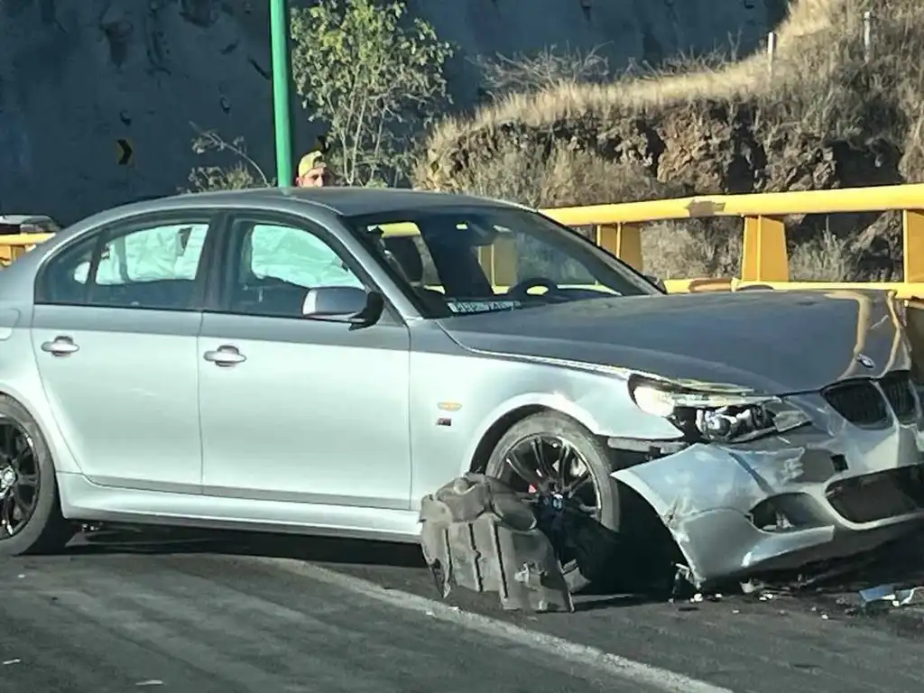 Choca auto de lujo en el Ramal Camelinas