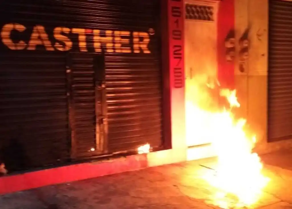 Con bombas molotov quisieron incendiar negocio de Uruapan