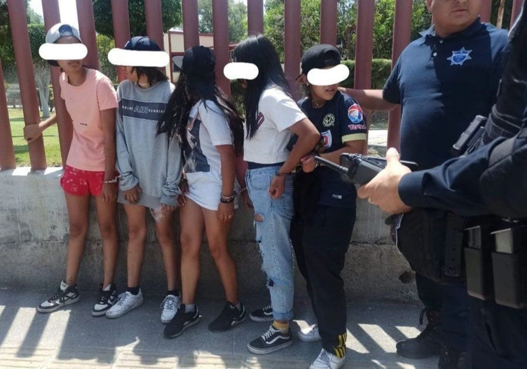 Denuncian que esposaron a cinco de las adolescentes localizadas este martes