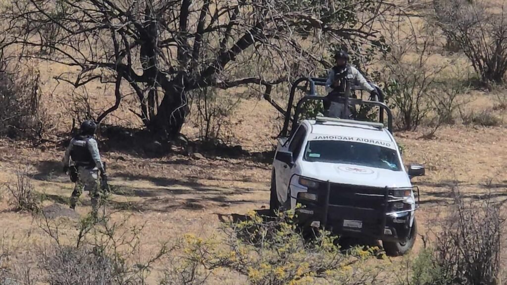 En Zinapécuaro, hallaron cinco cuerpos y camionetas quemadas