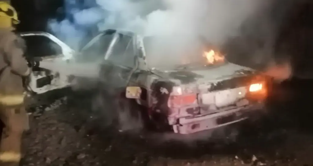 Incendian carro con un encajuelado, en Morelia