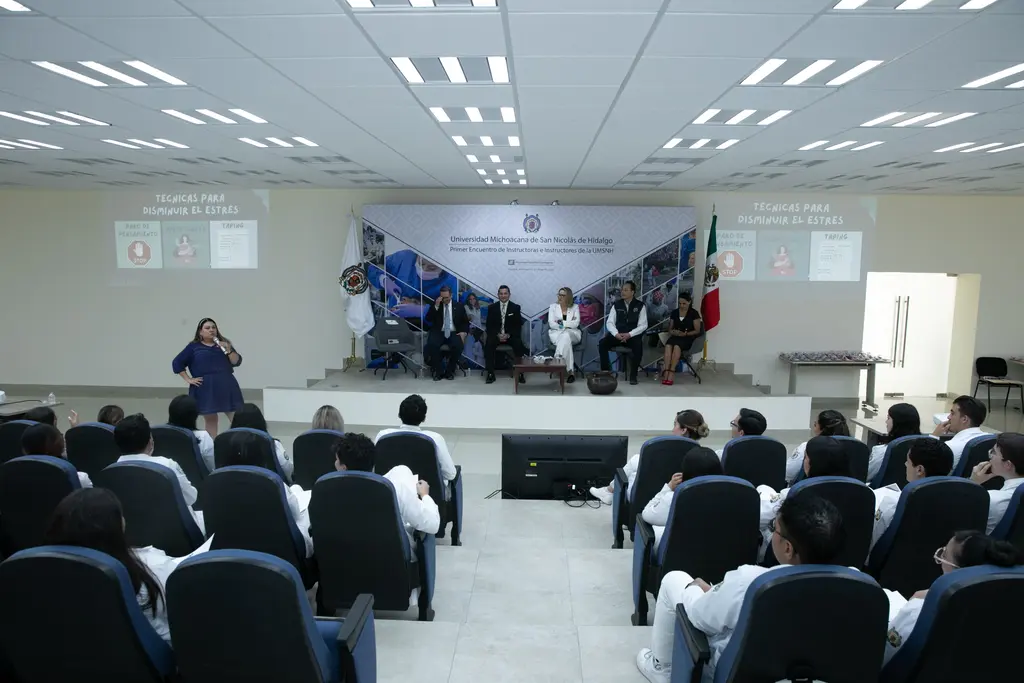 La rectora Yarabí Ávila entregó reconocimientos y pines institucionales a instructores