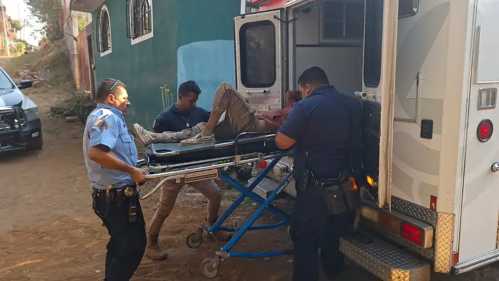 Lo dejan grave de una pedrada en la cabeza