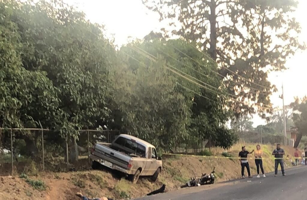 Muere motociclista en choque de frente contra una camioneta