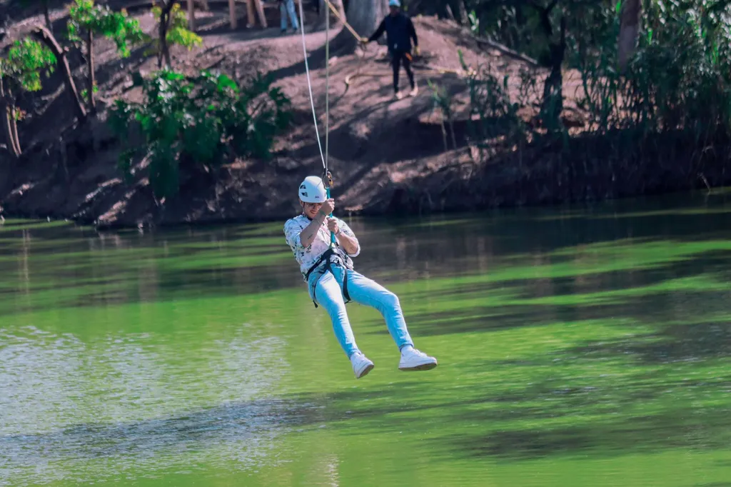Pura adrenalina lanzándote en la tirolesa del Zoo de Morelia