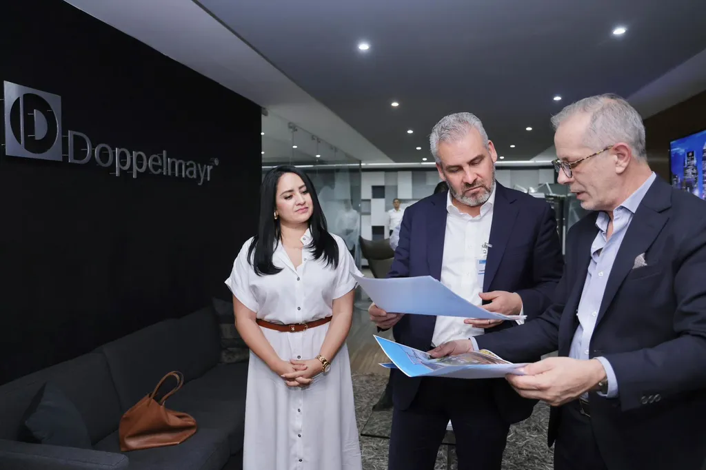 Revisan Bedolla y Doppelmayr los avances del teleférico de Uruapan