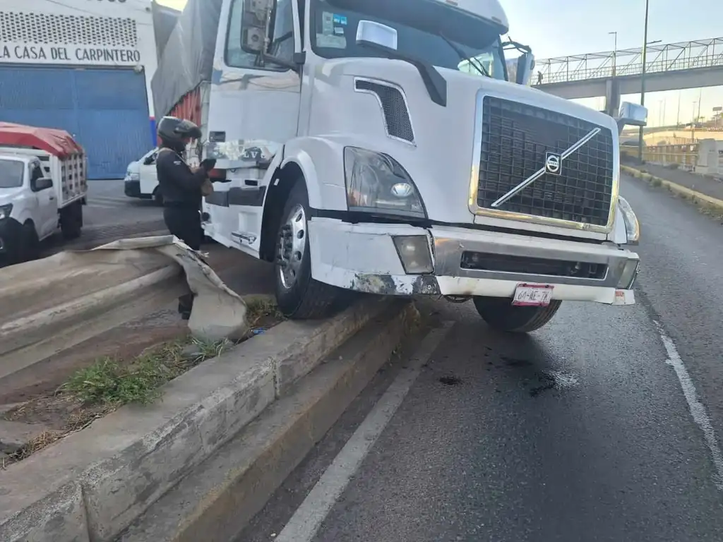 Un tráiler terminó subido en un camellón