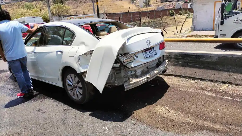 Varios coches dañados por dos choques en el Periférico