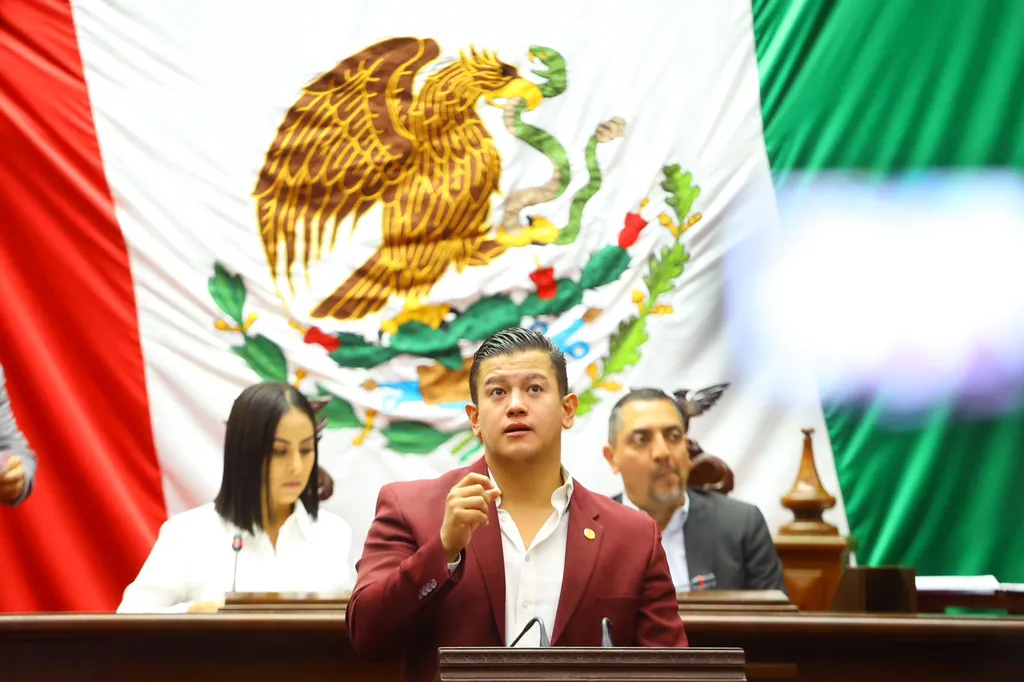 Víctor Zurita propone protección a los adultos mayores