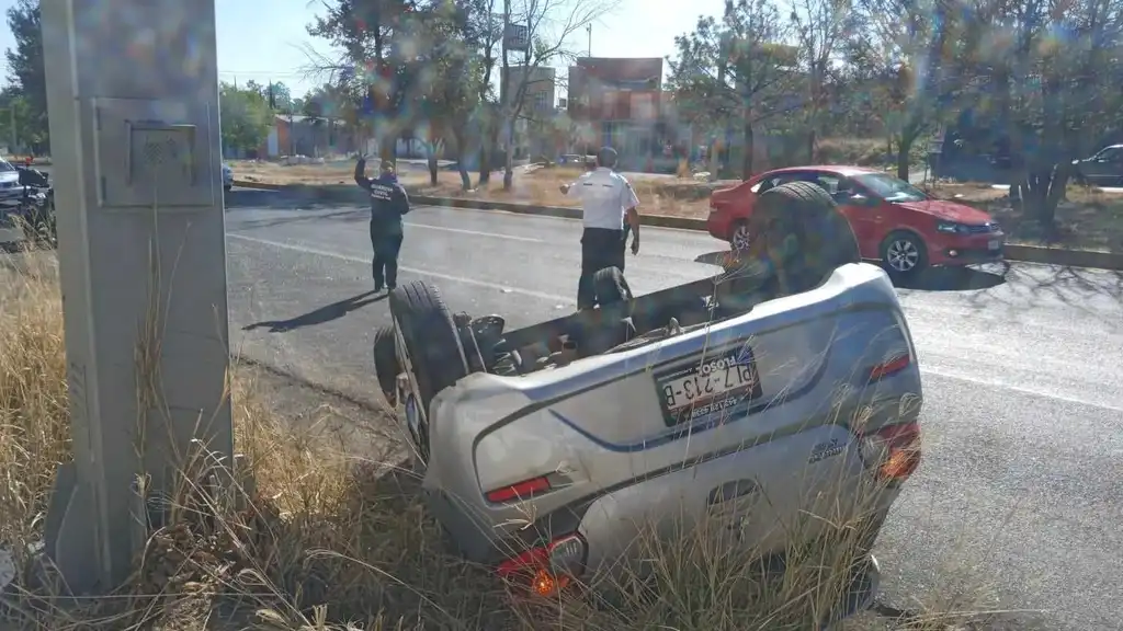 Volcó un coche tras chocar con otra unidad, que huyó del lugar