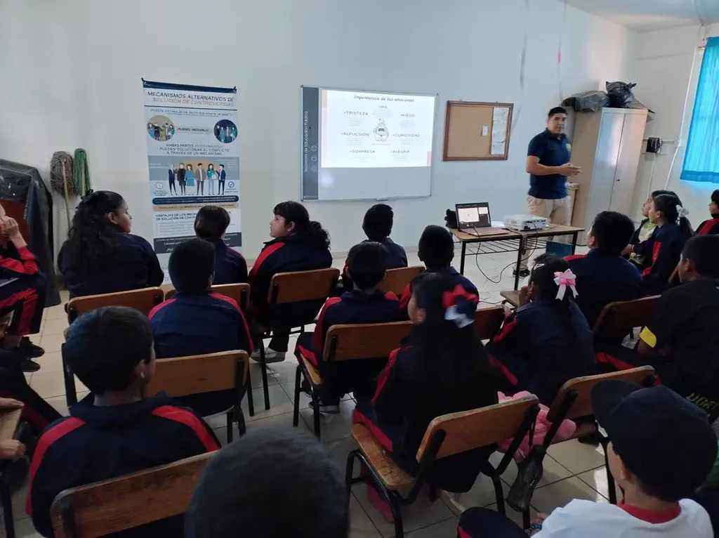 Comparte FGE taller sobre cuidado de las emociones en primaria de Tarímbaro