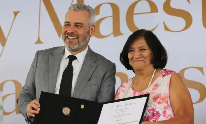 Conmemoró Bedolla a los maestros en su día
