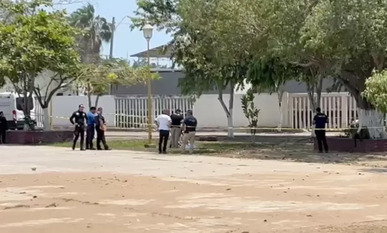 Dejan cadáver afuera de un deportivo en Lázaro Cárdenas