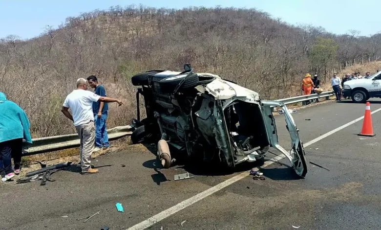 Dos muertos en choque de camionetas en la Siglo XXI