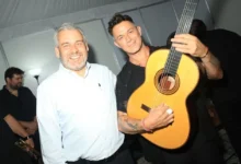 El gobernador regaló una guitarra de Paracho a Alejandro Sanz