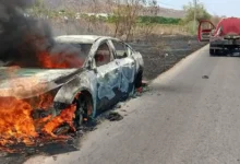 Falla en un coche causó que se incendiara, en Apatzingán