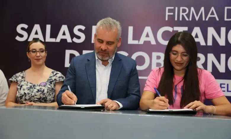 Firma Bedolla convenio para instalación de salas de lactancia materna