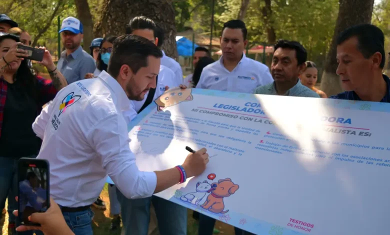 Firma Beto Lucatero compromiso con manifiesto animalista