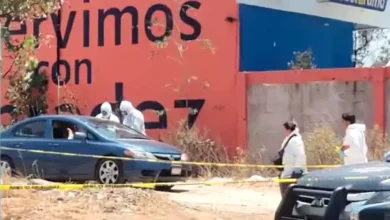Hallan cadáver sin ropa en un coche, en Morelia