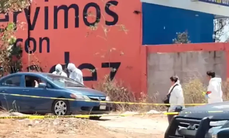 Hallan cadáver sin ropa en un coche, en Morelia