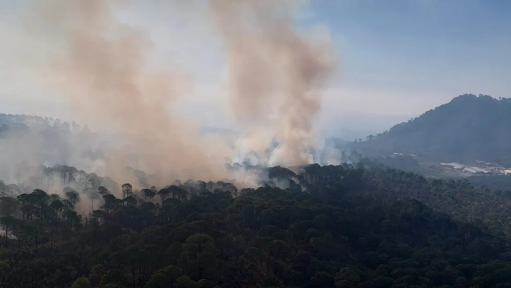 Helicóptero hará descargas de agua en incendio forestal de Uruapan