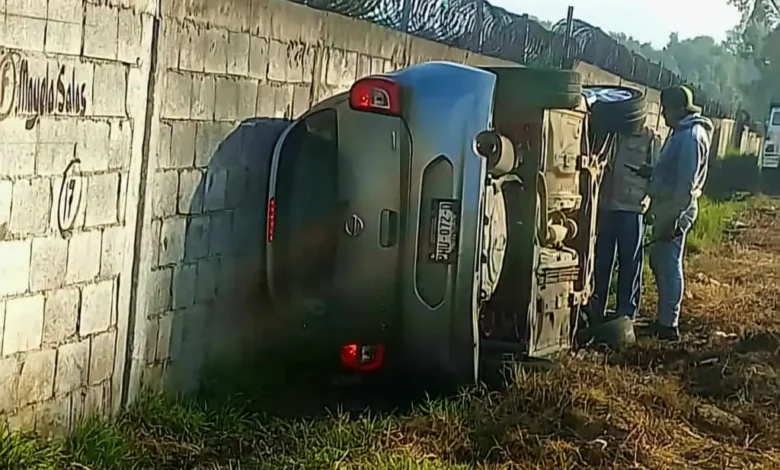 Mujer lesionada por volcadura, en Uruapan