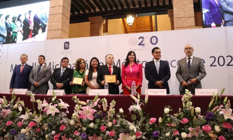 Otorgó la 75 Legislatura la Medalla Michoacán al Mérito Docente 2024 a una maestra de educación especial y a la Preparatoria Taximaroa