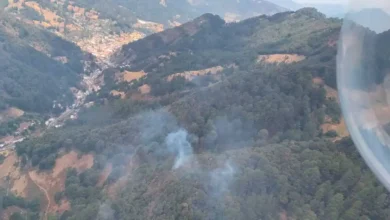 Por aire y tierra atienden incendio forestal en Angangueo