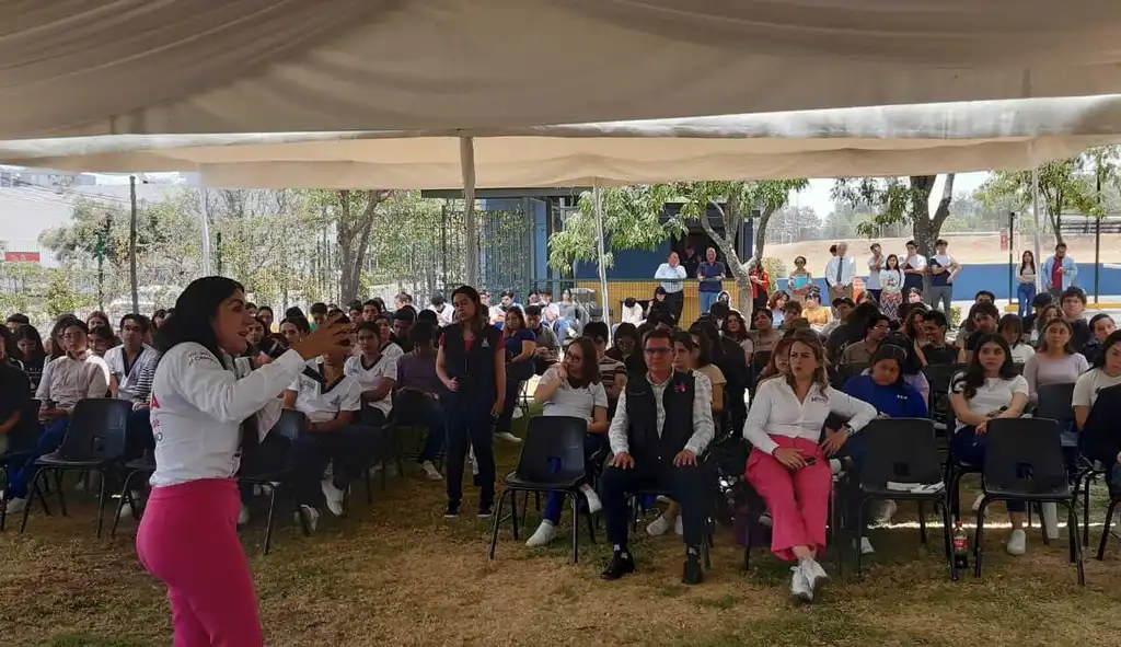Respaldar con becas a quienes busquen estudiar en extranjero, ofrece Gisela Vázquez