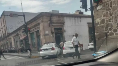Con bloqueo, taxistas exigen que les den base