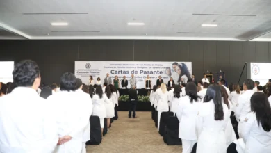 Entregaron cartas de pasante a médicos cirujanos egresados de la UMSNH