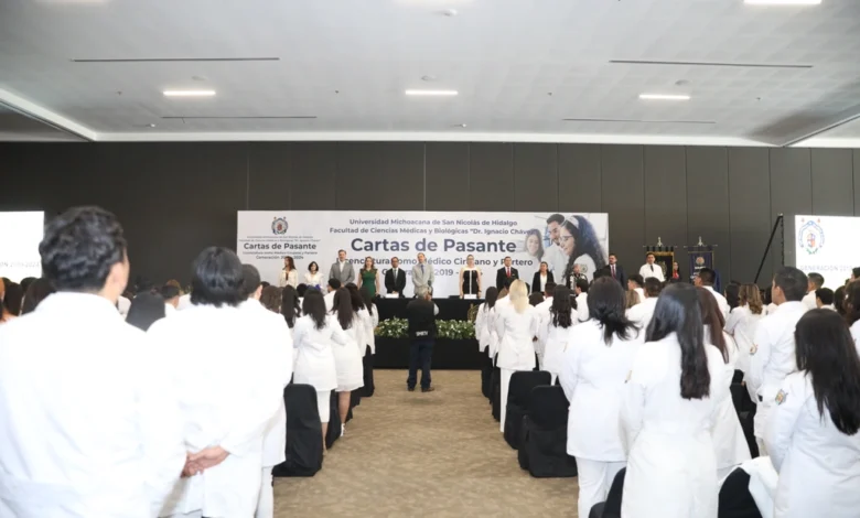 Entregaron cartas de pasante a médicos cirujanos egresados de la UMSNH