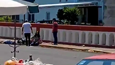 Pareja en moto fue baleada en Apatzingán